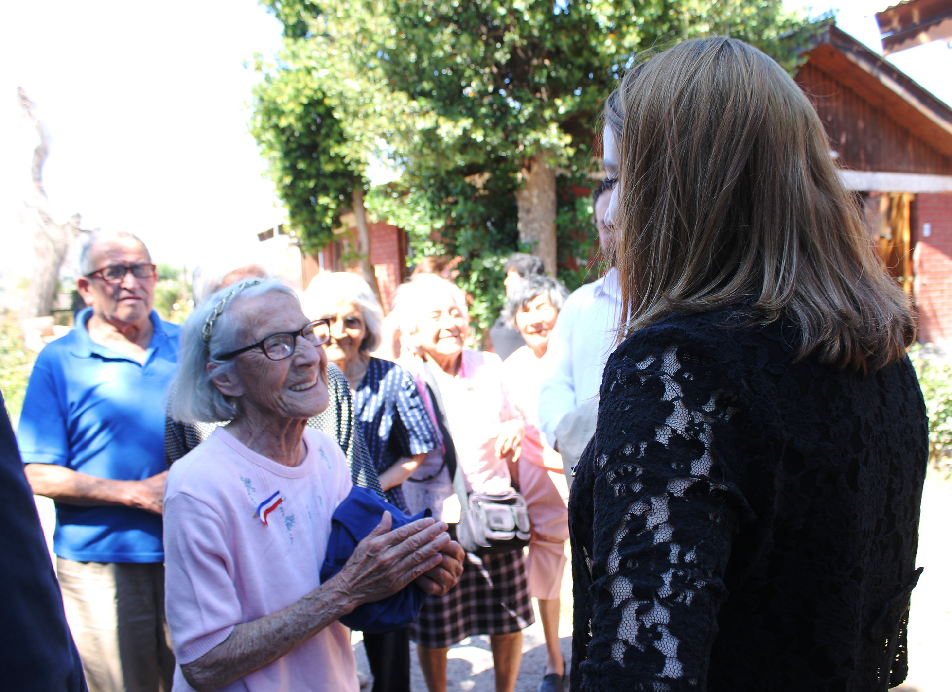 Adultos mayores de San Felipe se duchan con agua caliente gracias al sol