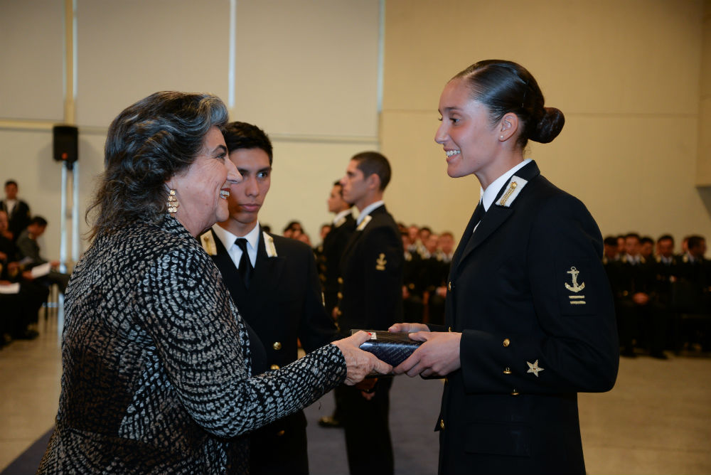Mejor alumna graduada de Escuela Naval fue premiada por la Municipalidad de Viña del Mar