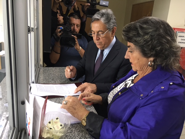 Alcaldesa Virginia Reginato interpuso querella contra jóvenes que manipularon manecilla de reloj de flores.