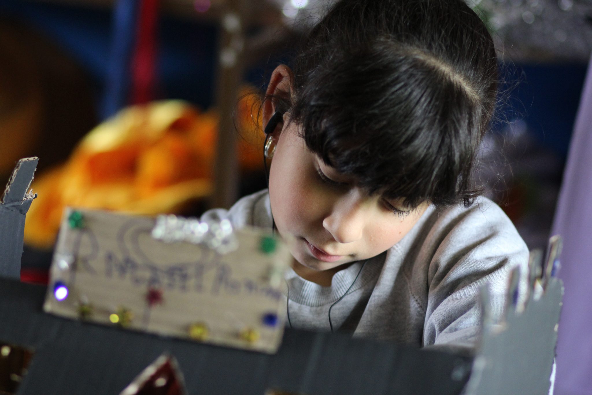 Cajitas de teatro en miniatura revelaron significativas historias de niños y niñas porteñas