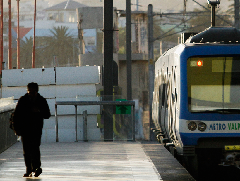 Metro Valparaíso presenta querella contra autor de rayado a tren esta semana