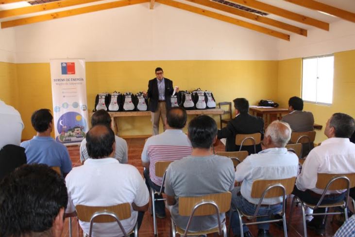 Pirquineros de Petorca reciben kit solar portátil para apoyar sus labores