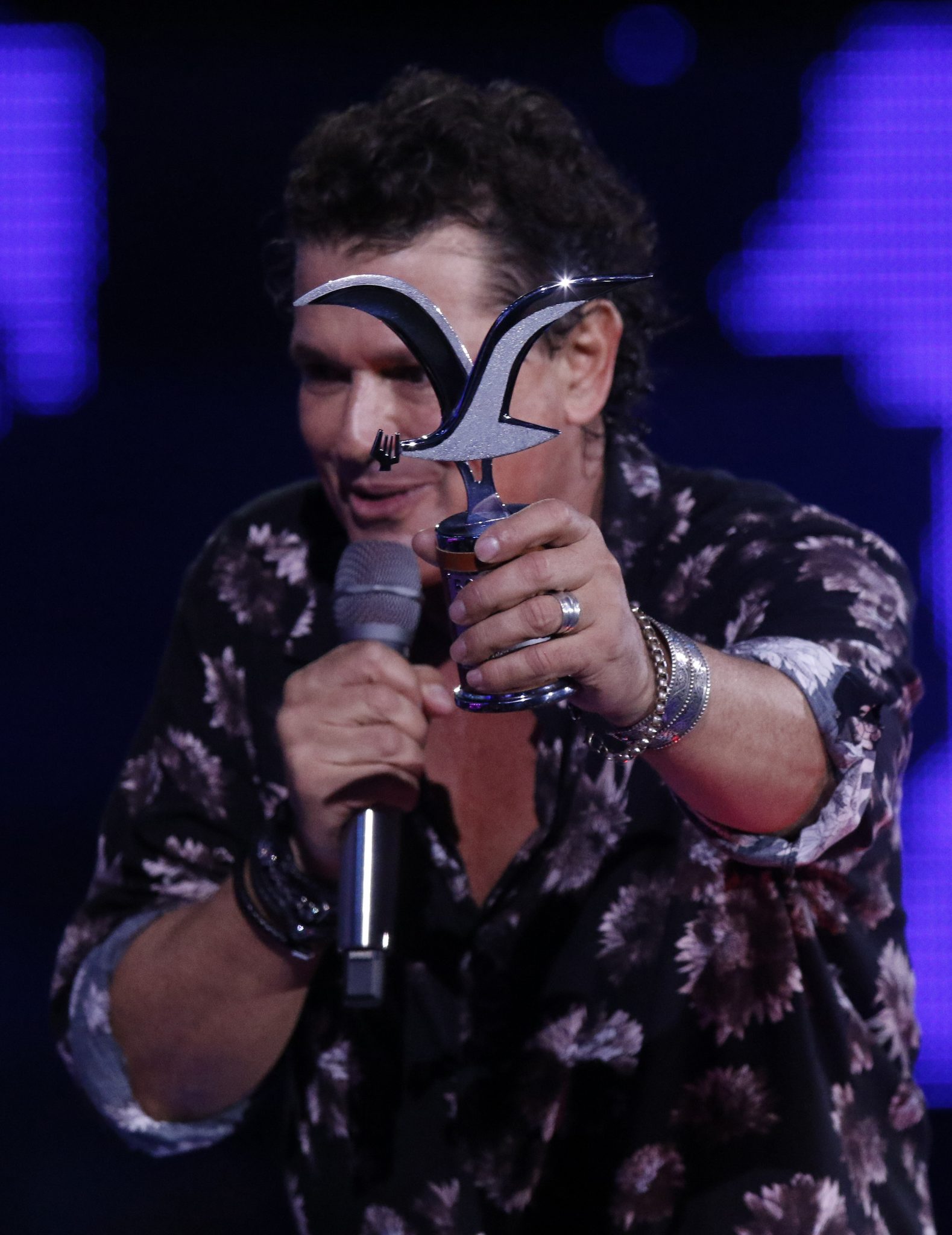 Carlos Vives regala Gaviota de Plata a fanático en #Viña2018