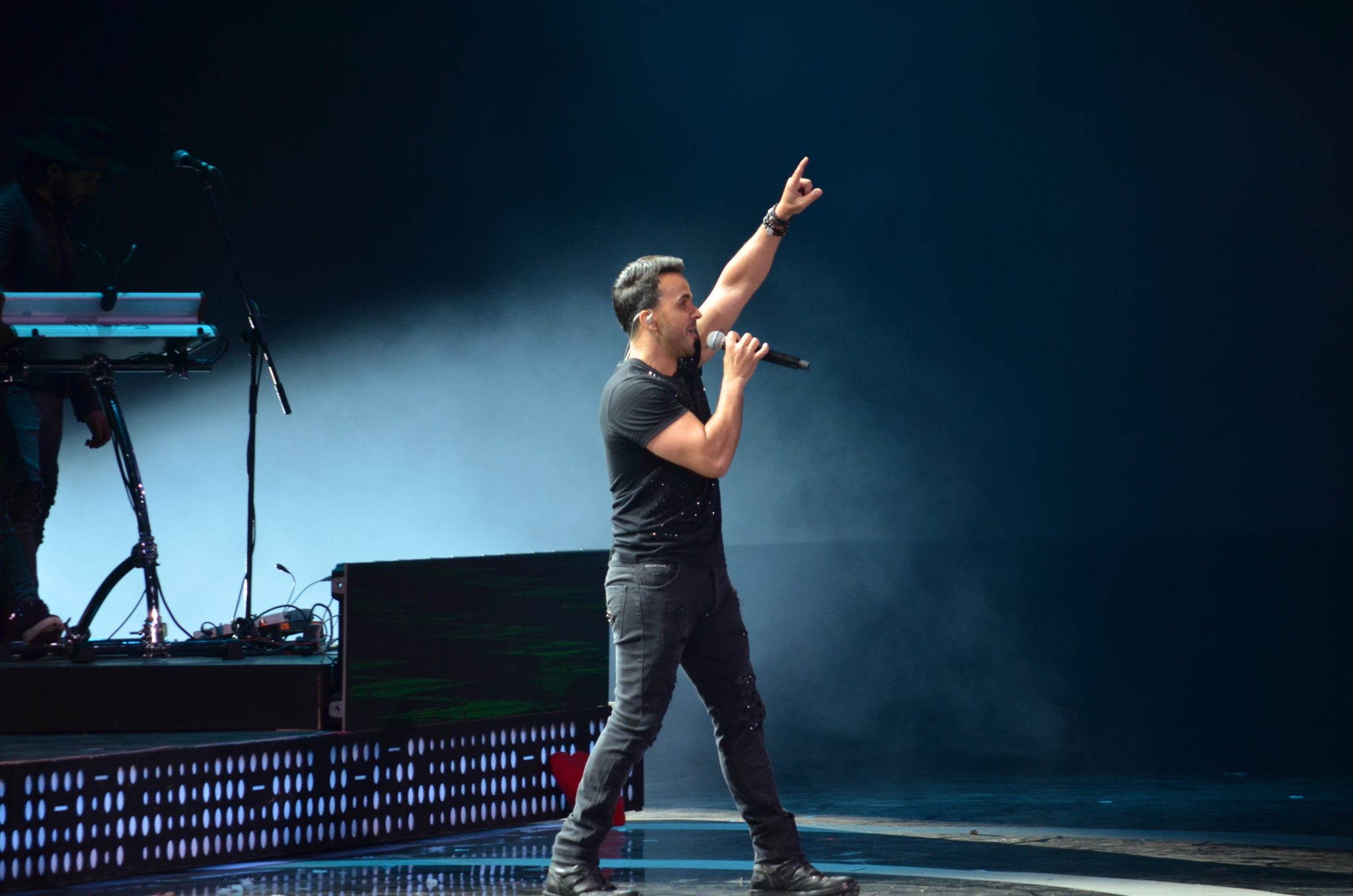 Segunda noche del Festival Internacional de la Canción abre con esperada presentación de Luis Fonsi