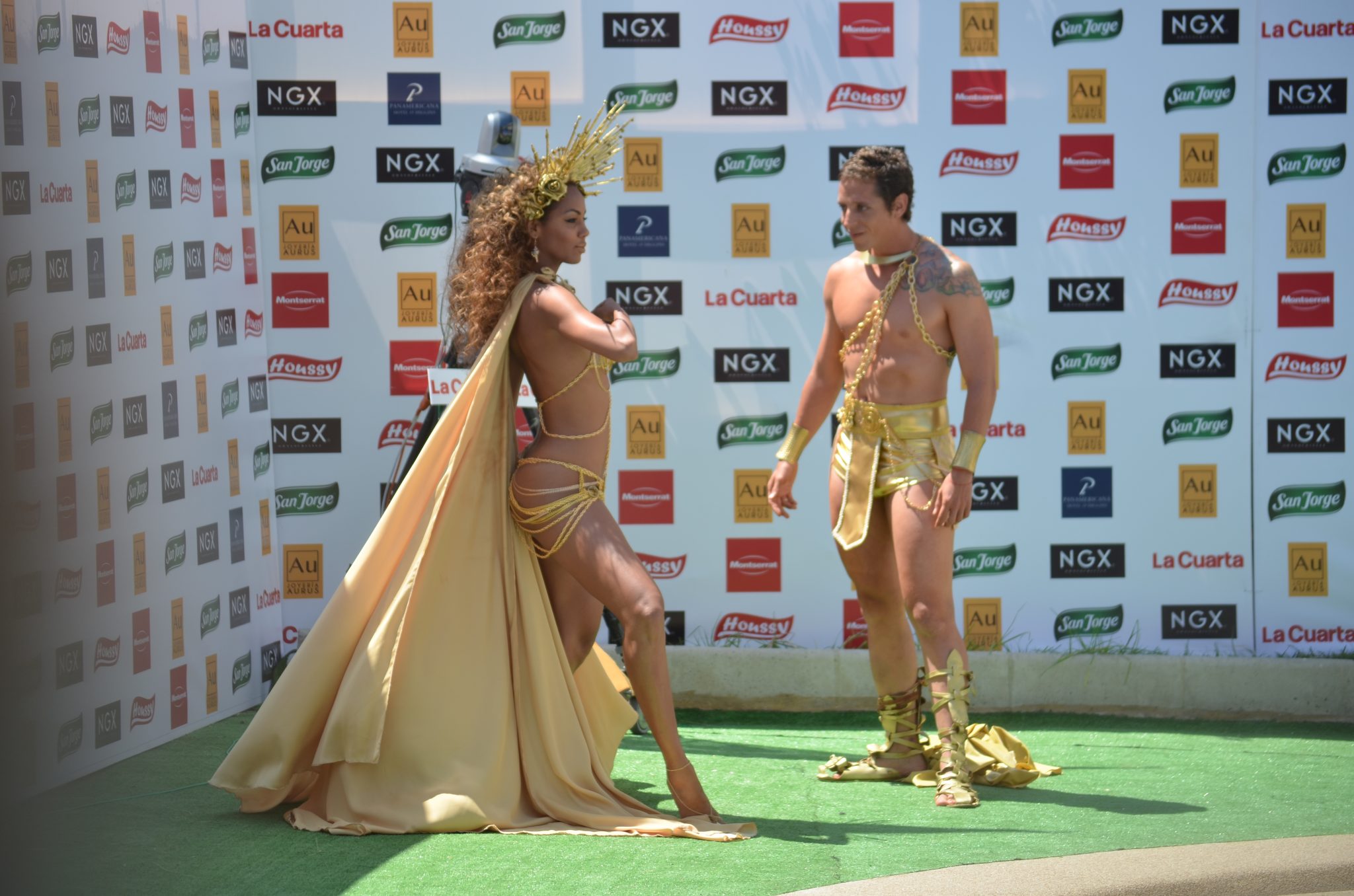 Betsy Camino y Matías vega sorprendieron con piscinaso a lo “Game of Thrones”