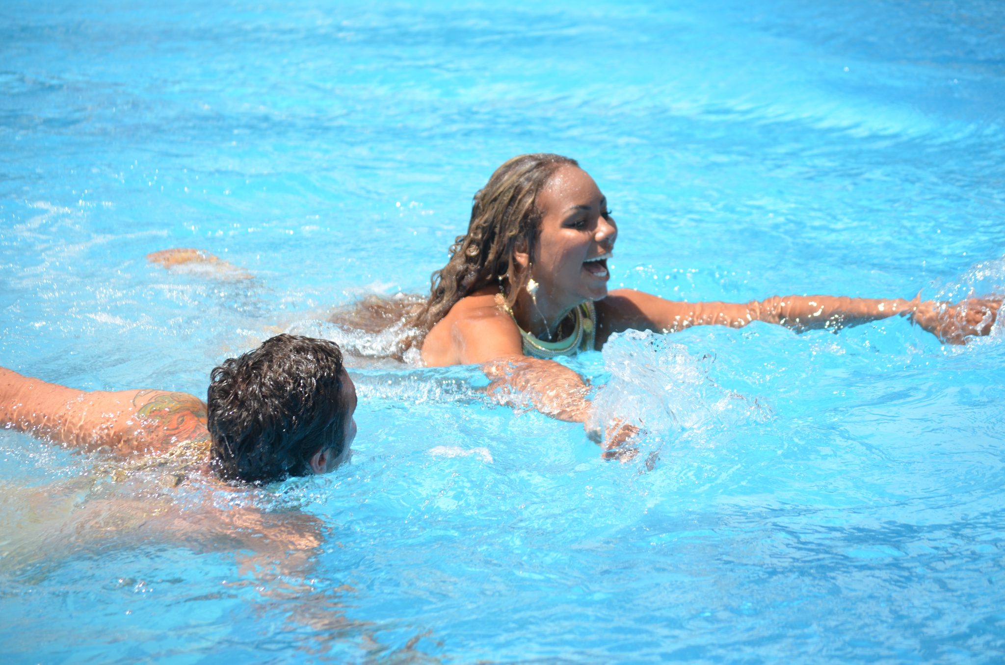 Betsy Camino y Matías vega sorprendieron con piscinaso a lo “Game of Thrones”