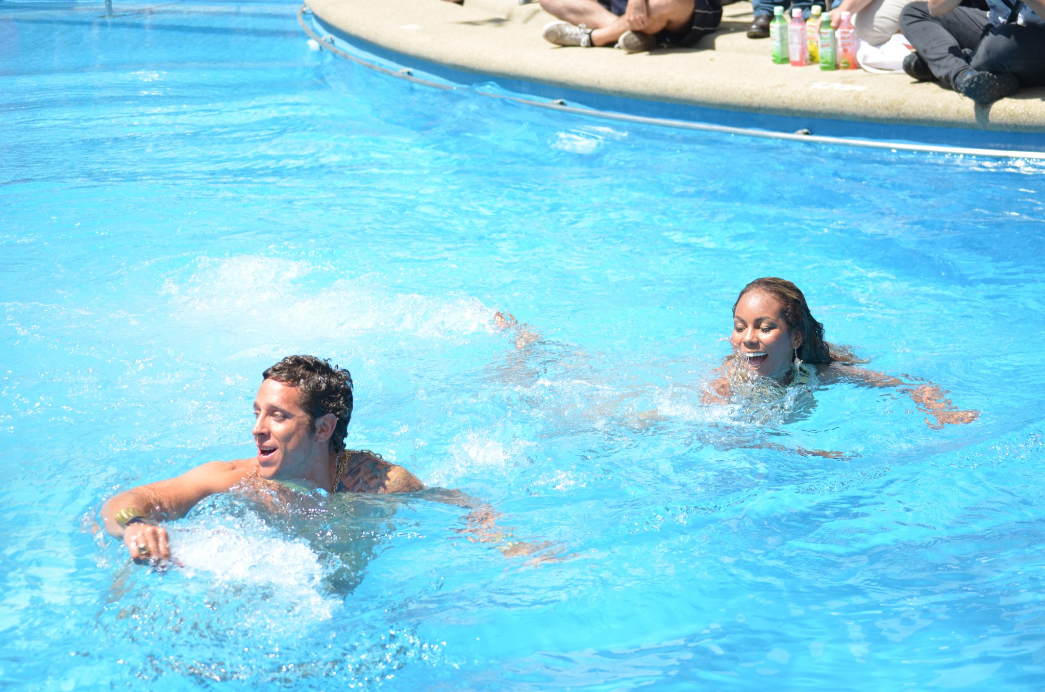 Betsy Camino y Matías vega sorprendieron con piscinaso a lo “Game of Thrones”