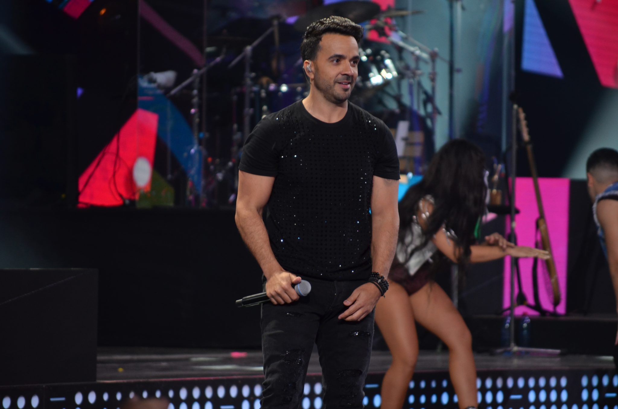 Segunda noche del Festival Internacional de la Canción abre con esperada presentación de Luis Fonsi