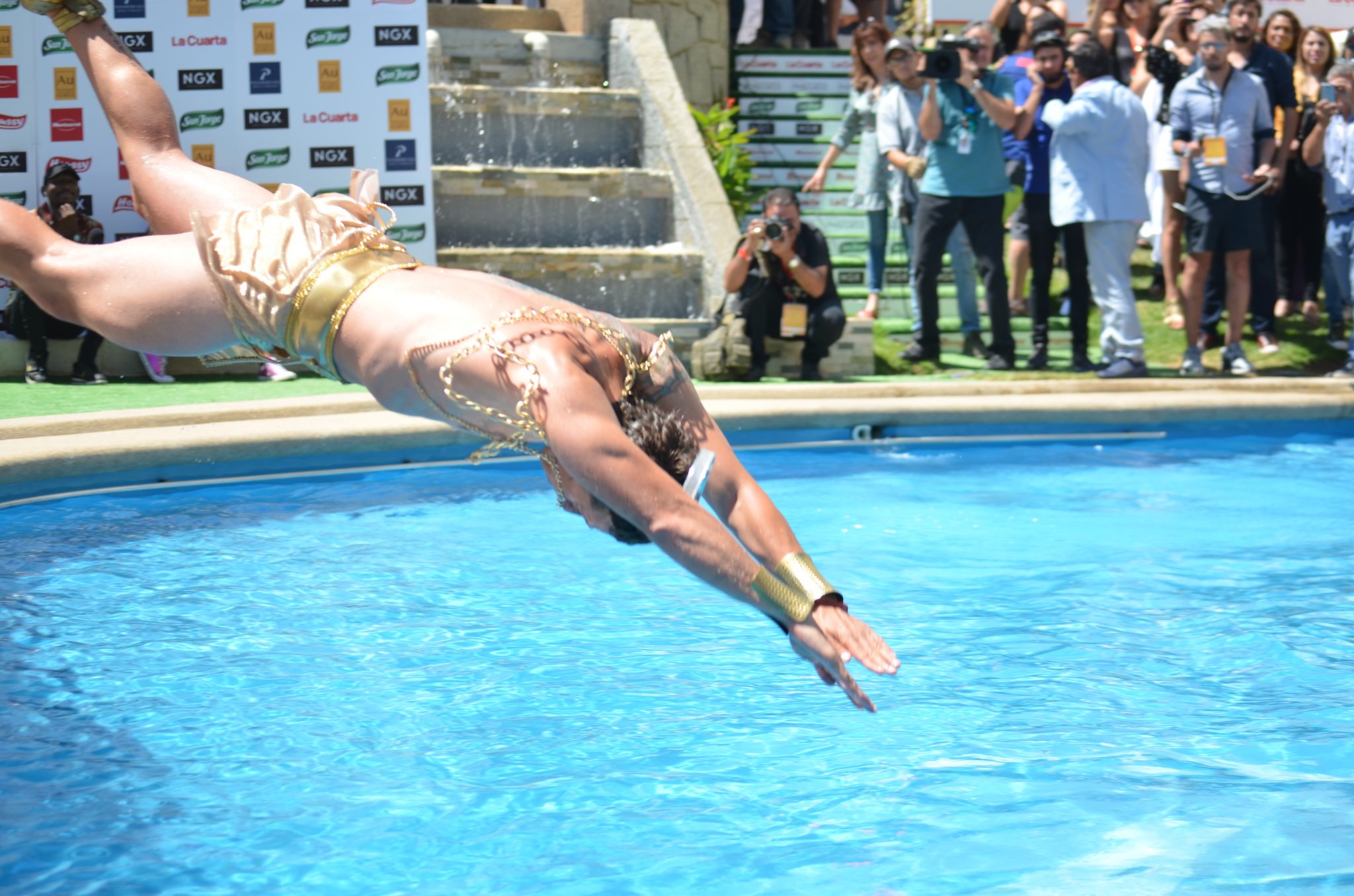Betsy Camino y Matías vega sorprendieron con piscinaso a lo “Game of Thrones”