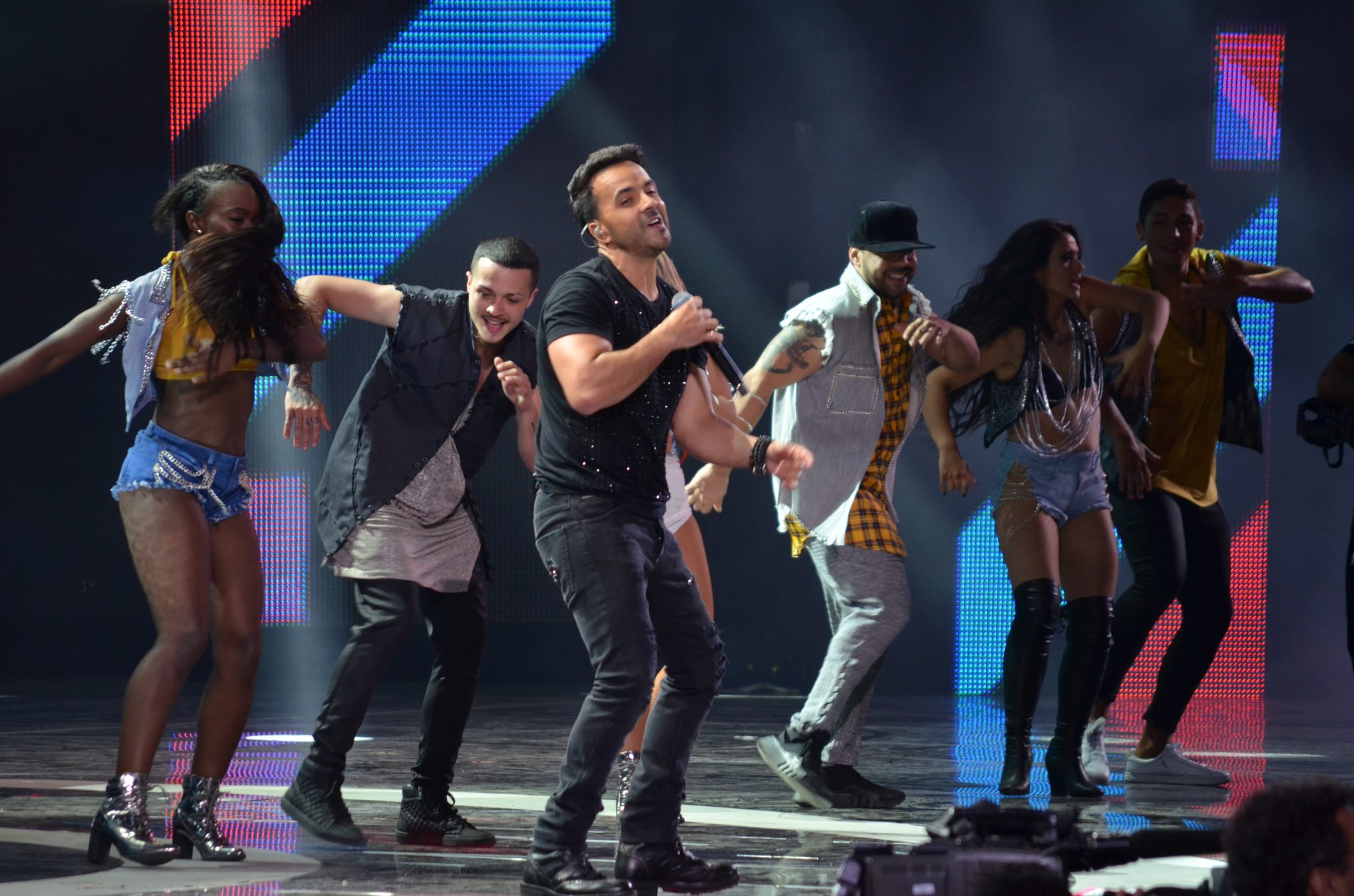 Segunda noche del Festival Internacional de la Canción abre con esperada presentación de Luis Fonsi