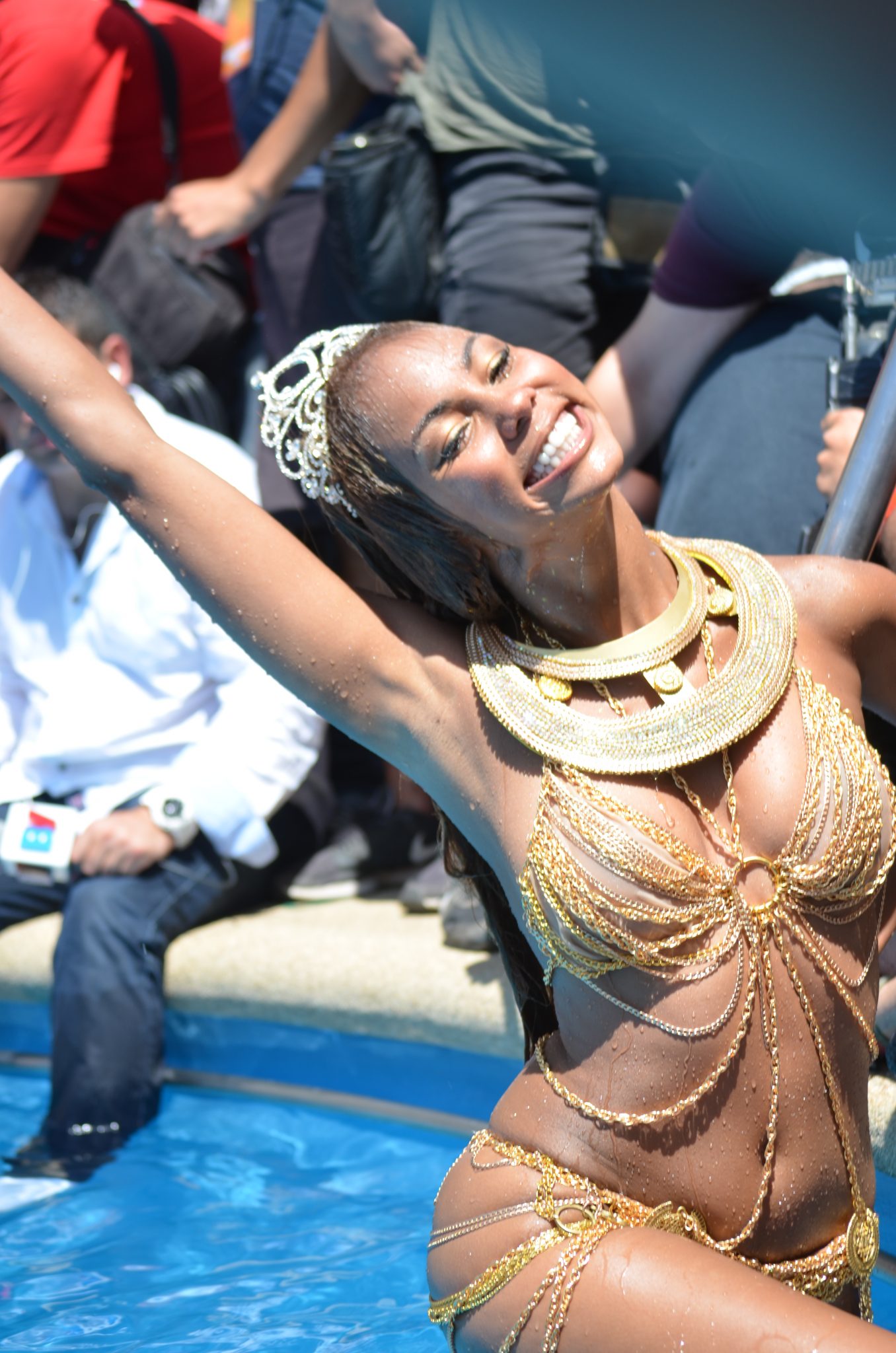 Betsy Camino y Matías vega sorprendieron con piscinaso a lo “Game of Thrones”