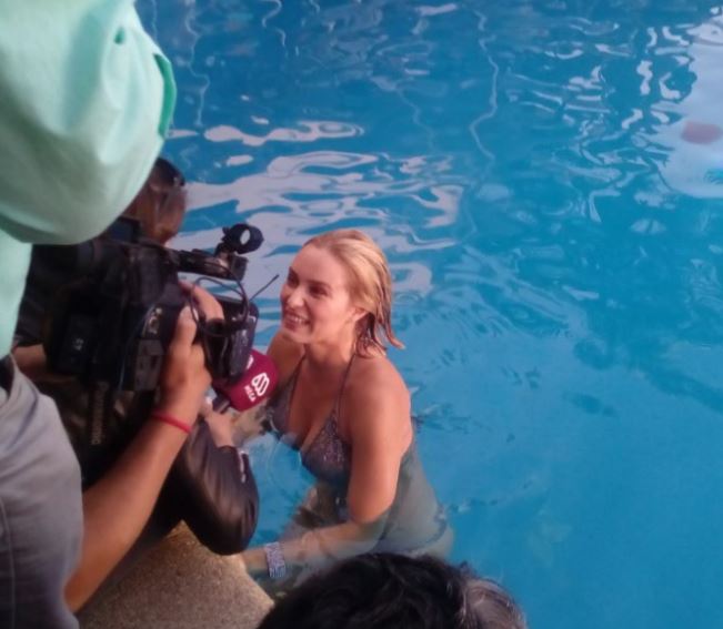 Kika Silva realizó un entretenido piscinazo para despedir su reinado