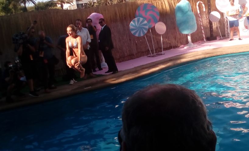 Kika Silva realizó un entretenido piscinazo para despedir su reinado