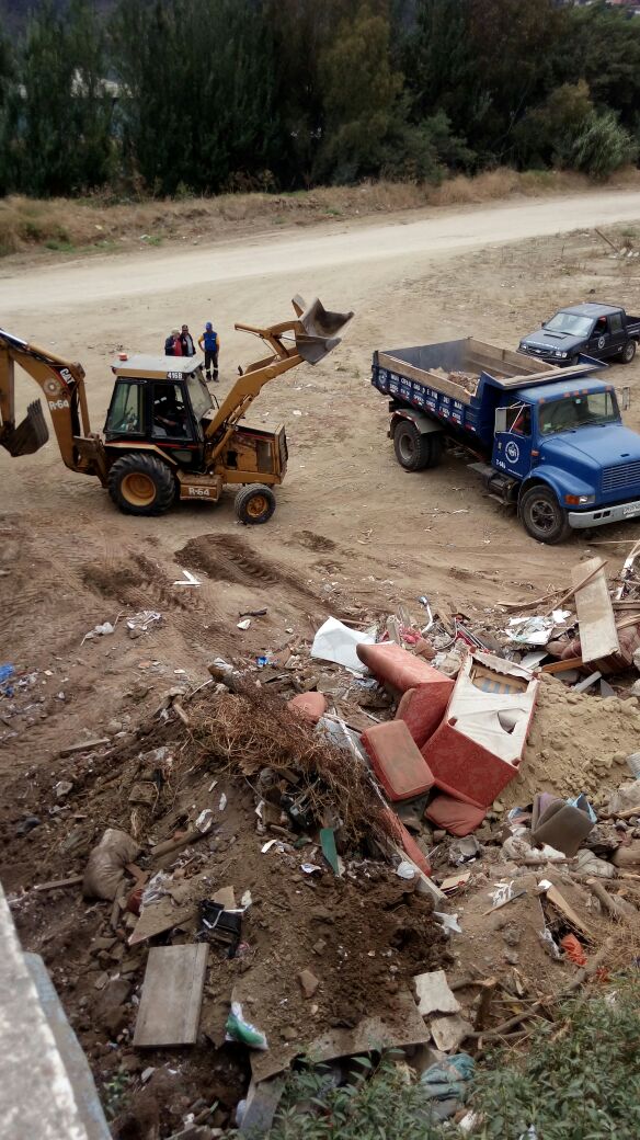 Municipio Viñamarino desarrolló trabajo de limpieza en lecho del estero