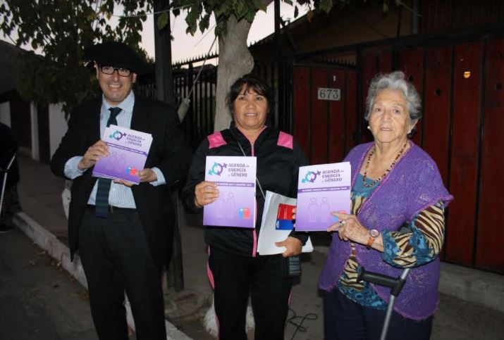 Alcalde de La Ligua y Seremi de Energía  entregan, simbólicamente, nuevas luminarias a los vecinos