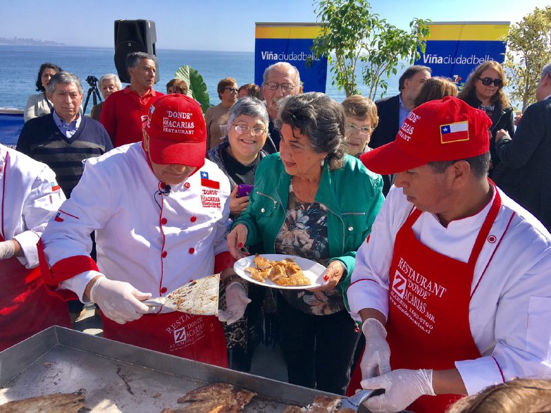 “Reineta junto al mar” fue la actividad que promovió el consumo de pescado y turismo en Viña del Mar junto a adultos mayores