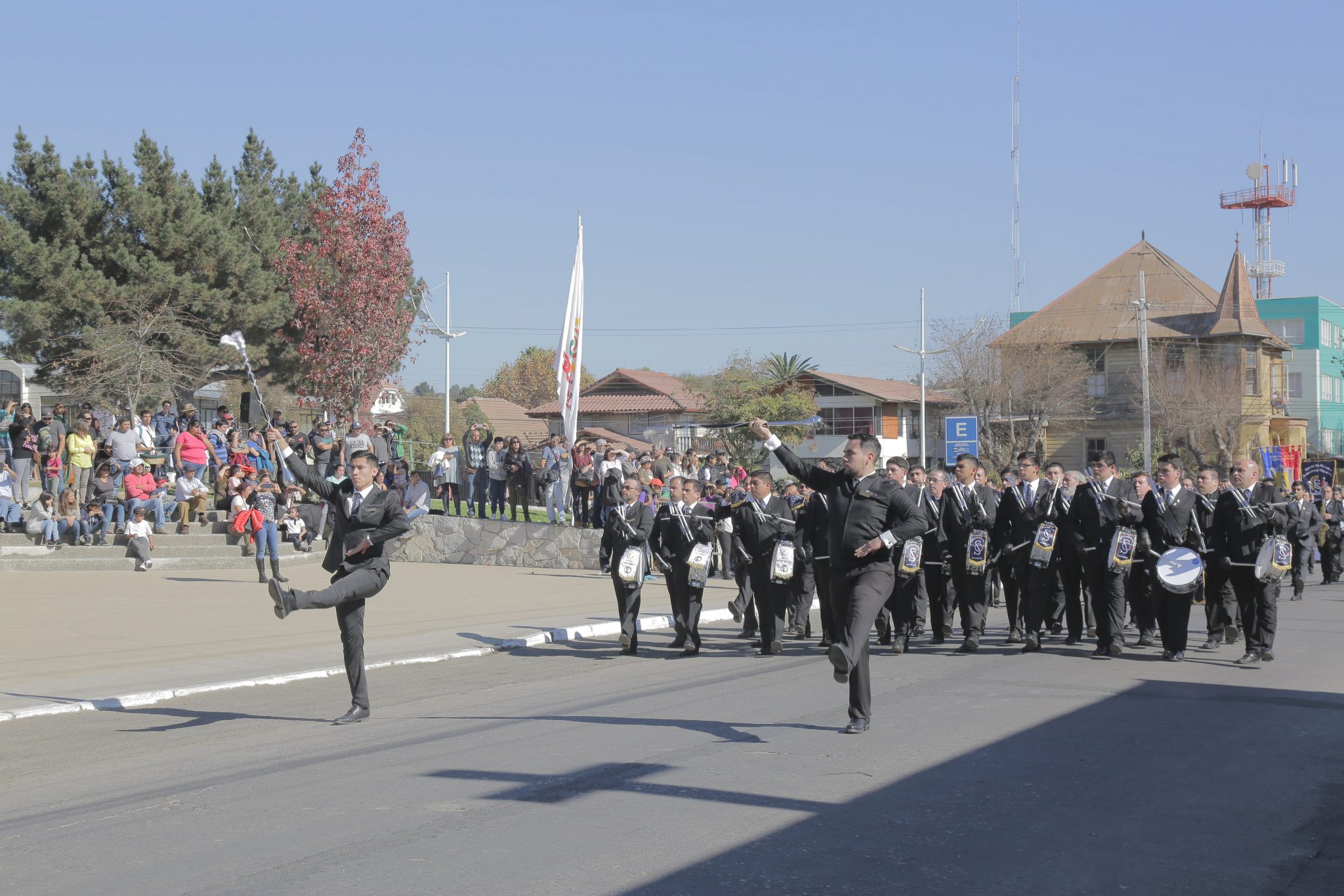 Quilpué rindió homenaje a Glorias Navales con masivo desfile en Plaza Arturo Prat