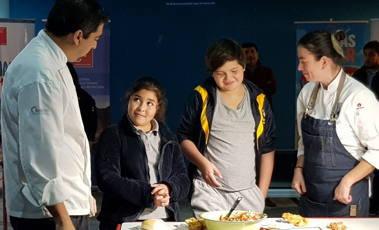 Caleta Portales: Jóvenes estudiantes conocieron junto a pescadores cómo es su labor
