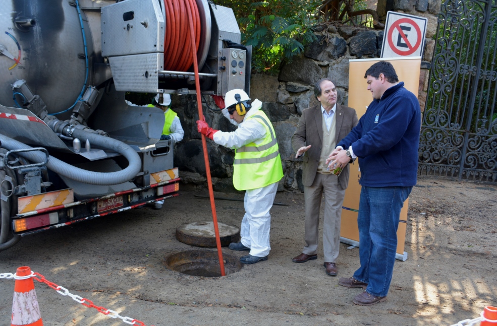 Esval y Municipio de Zapallar entregan consejos a los vecinos para prevenir emergencias en invierno
