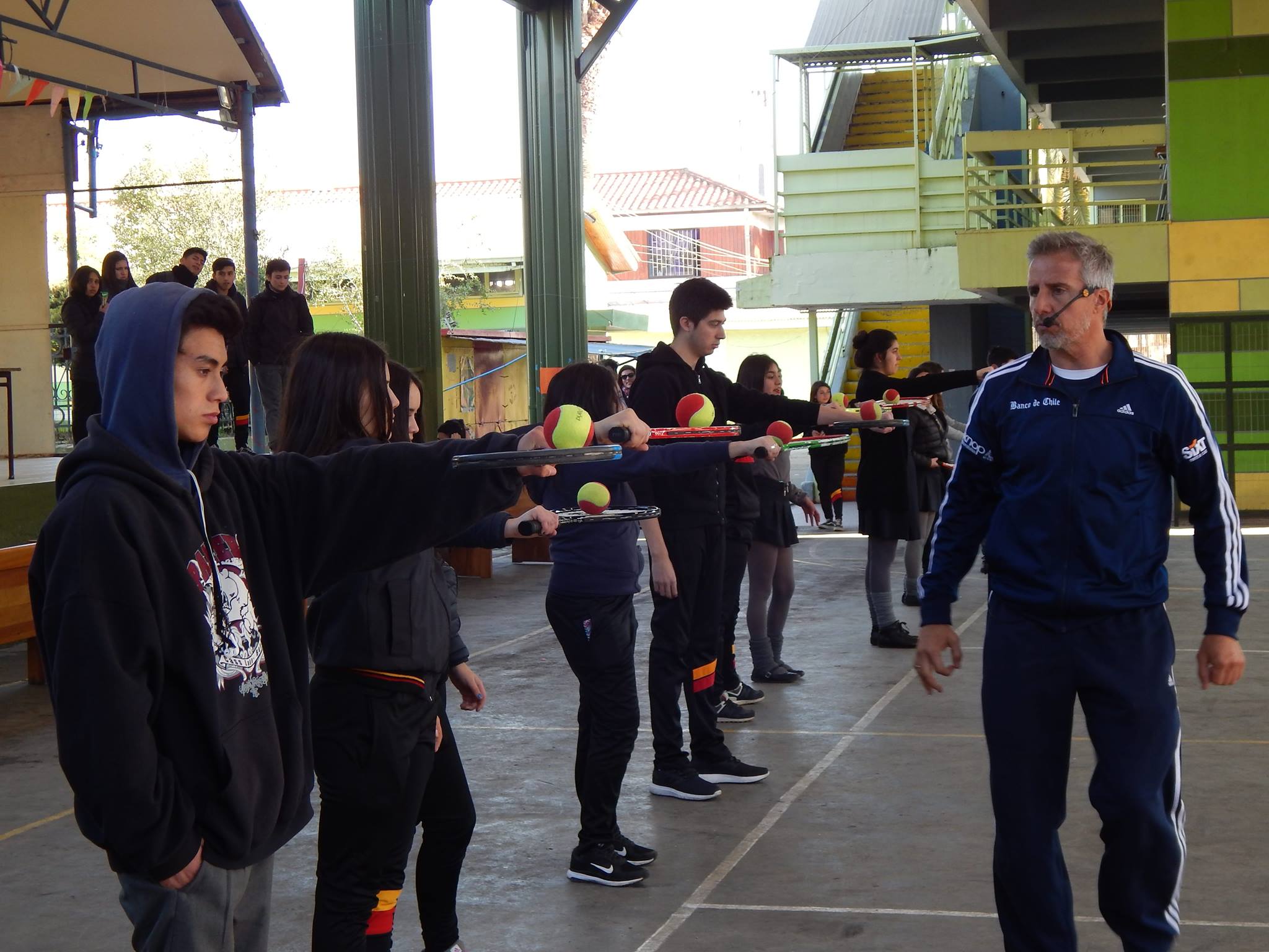 Horacio de la Peña continúa acercando el tenis a los colegios municipales de Quilpué y El Belloto
