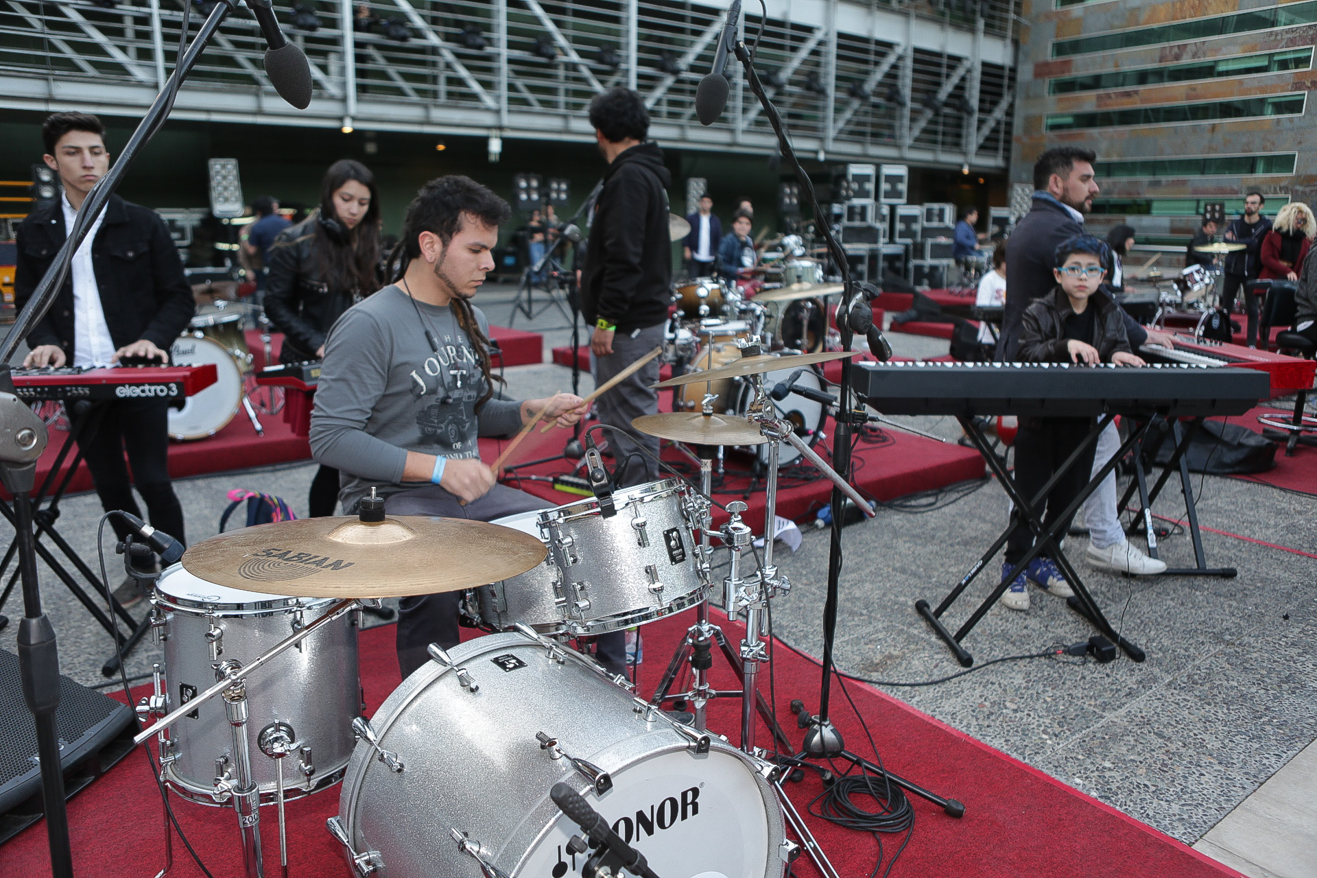 400 músicos tributan a Los Prisioneros en el nuevo spot de Rojo para la segunda temporada y Jorge González le da su aprobación publicandolo en sus redes sociales  