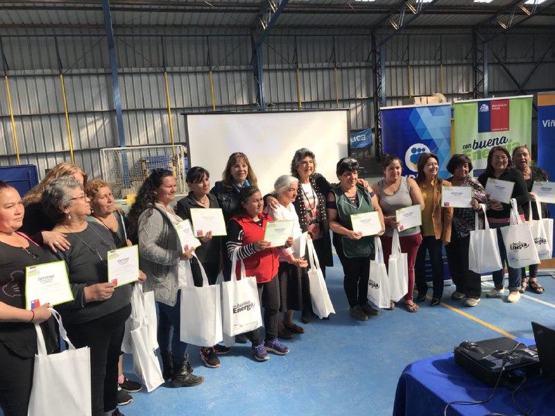 Vecinos de Reñaca Alto se capacitaron para usar eficientemente la electricidad en sus hogares