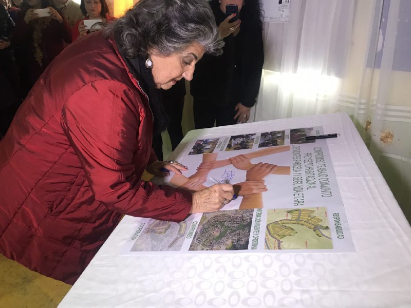 Alcaldesa Reginato concilia apoyo a familias del Comité Los Montes Parcela 11 para obtener sus viviendas