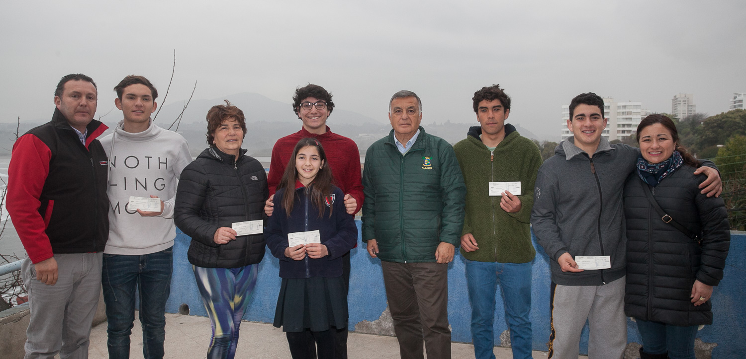 Municipio de Concón entrega becas deportivas a representantes de la comuna