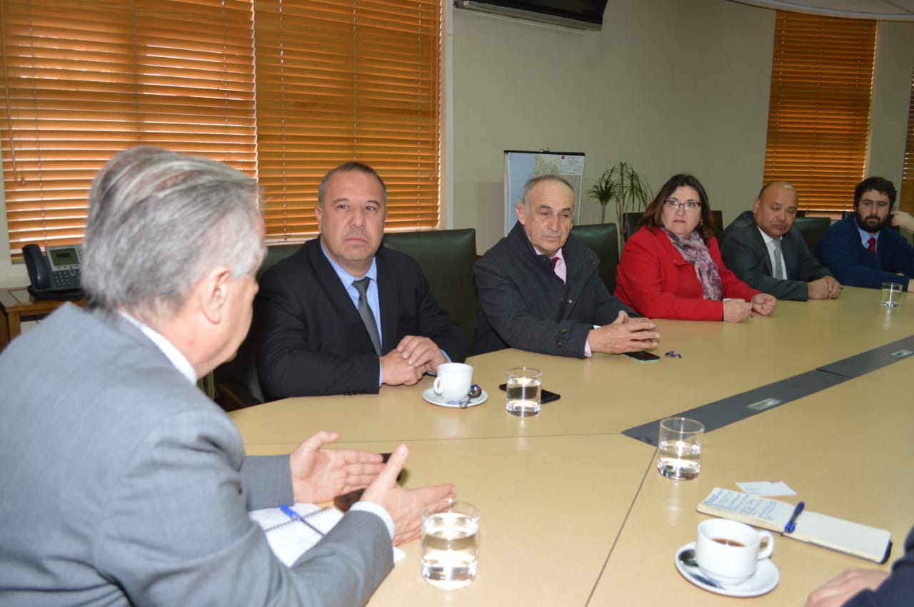 Ministro Santelices ratifica compromisos de Salud en reunión con alcalde de Quintero