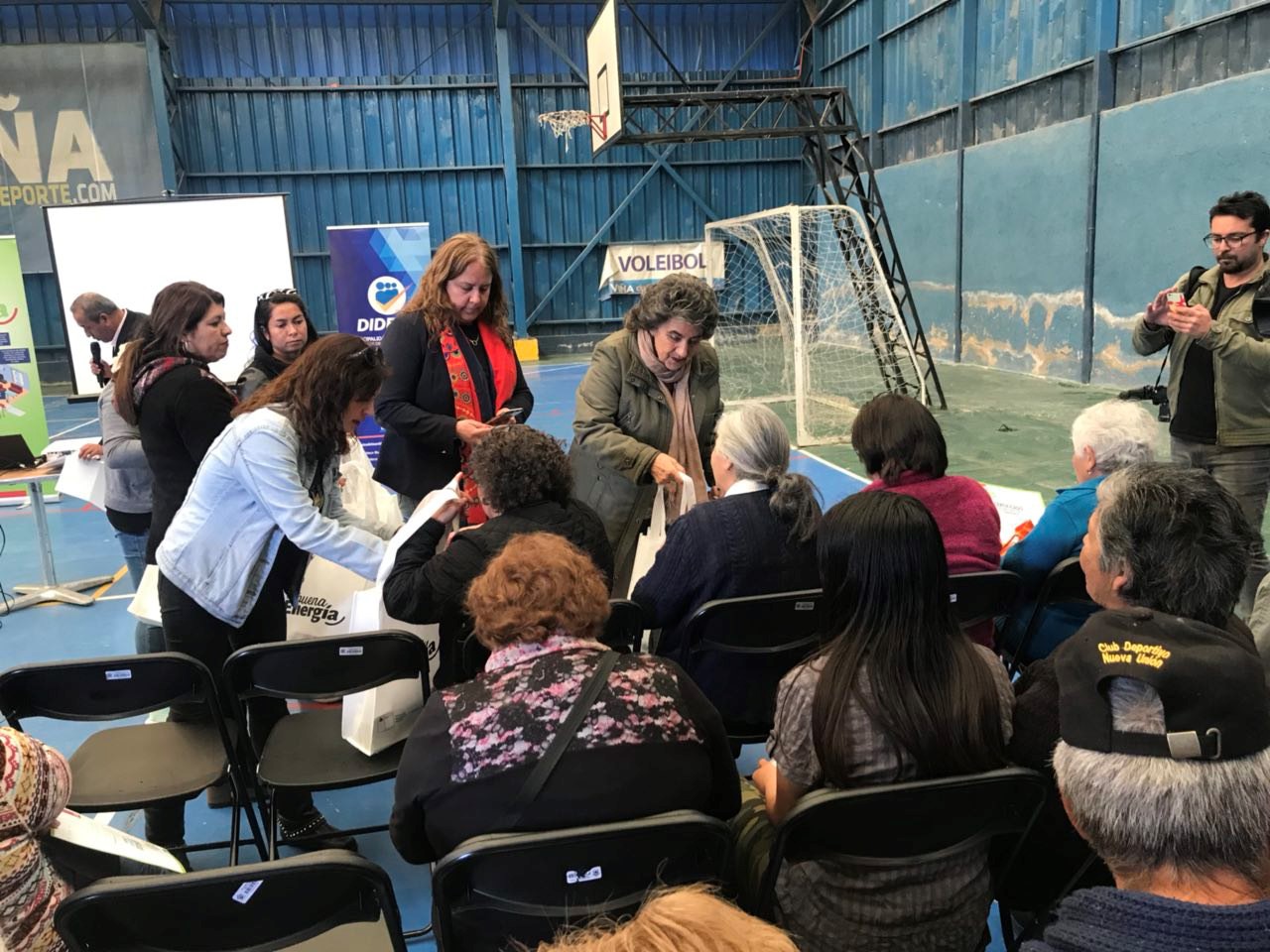 Vecinos de Viña del Mar participan en programa “Con Buena Energía” y reciben kit de eficiencia para sus hogares
