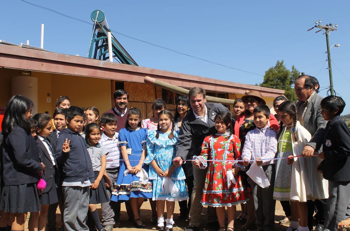 Más de 100 estudiantes de Puchuncaví contarán con agua caliente gracias al sol