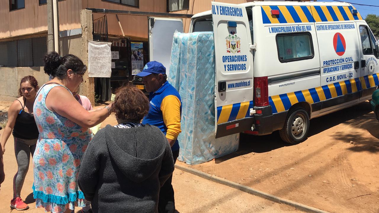 Viña del Mar: Municipio entrega ayuda de emergencia a afectados por incendio de Forestal