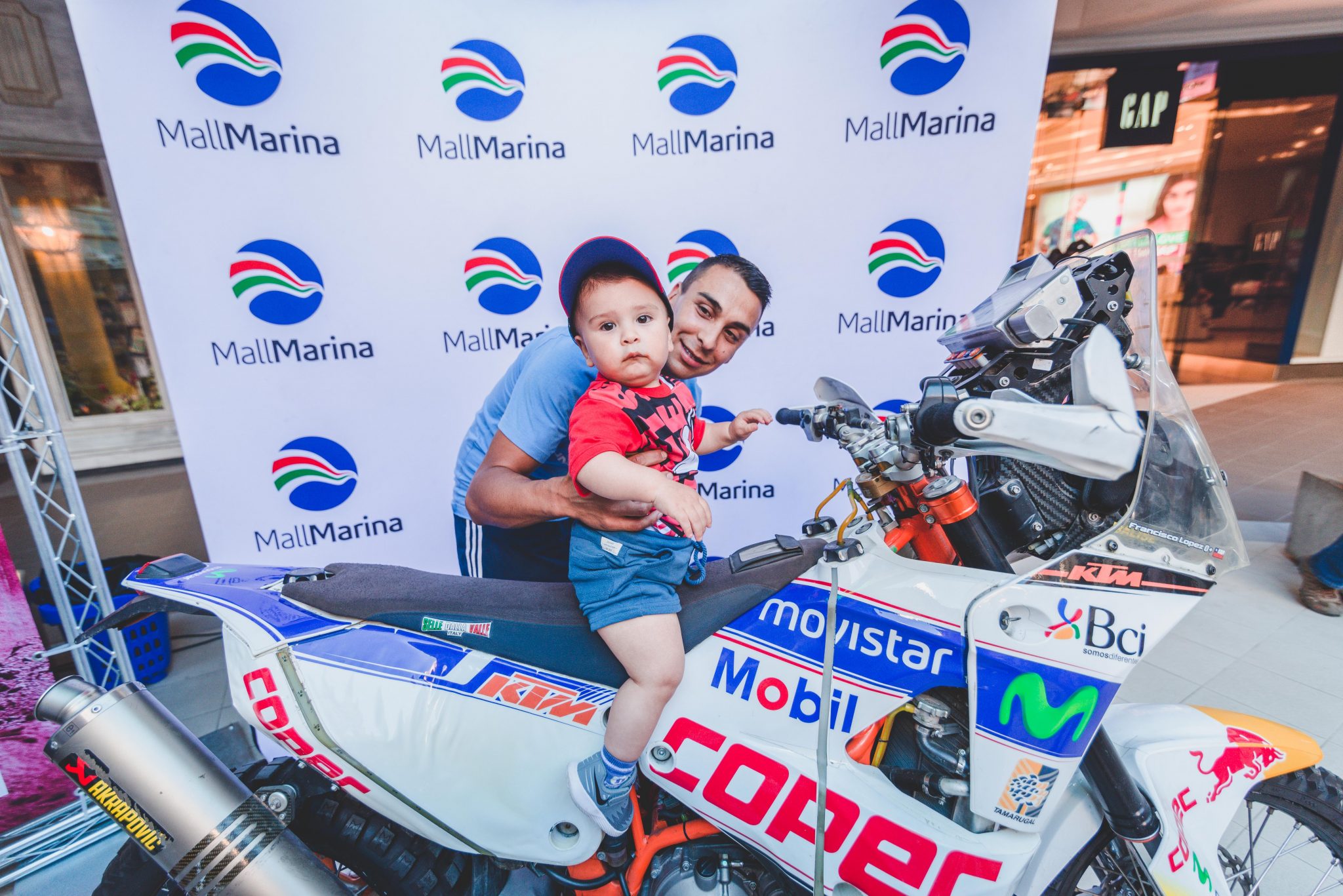 “Chaleco” López sorprende a asistentes en Mall Marina