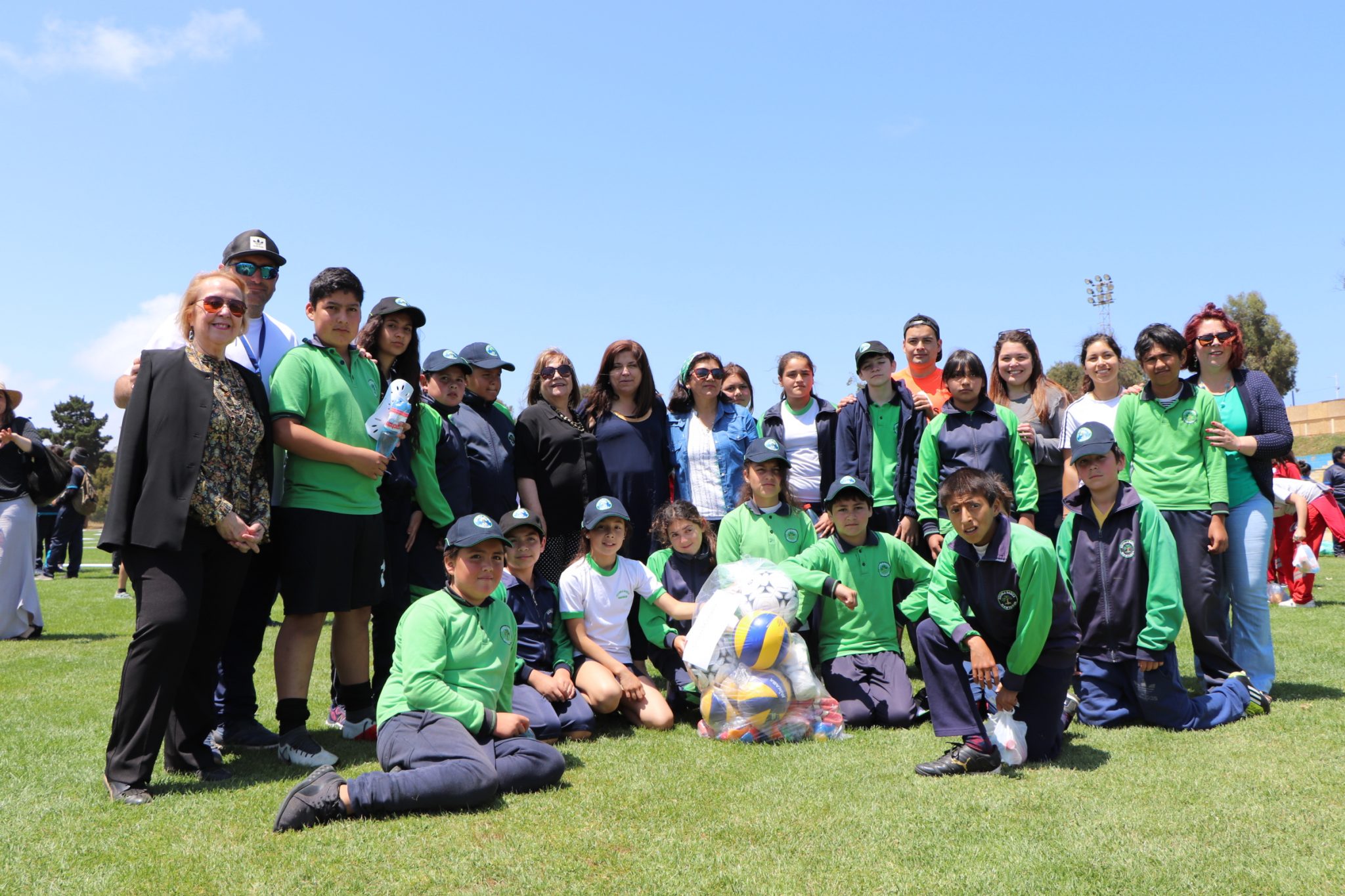Colegios municipales y particulares subvencionados de Quintero reciben equipamiento deportivo