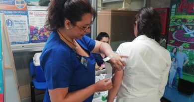 Jóvenes se vacunan en contra del sarampión en Estación Viña del Mar