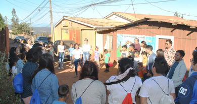 Alumnos de Santo Tomás entregan donación de útiles escolares a niños de la Parcela 11 de Forestal Alto