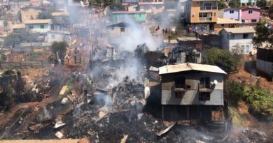 Viña del Mar: Brindan asistencia social a 30 damnificados en incendio de Santa Julia