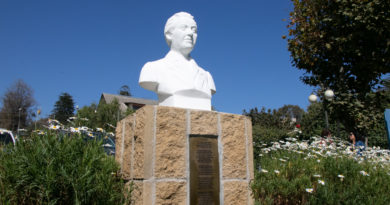 Concón: Con declamaciones y música el municipio realizó homenaje por 130 años del natalicio de Gabriela Mistral