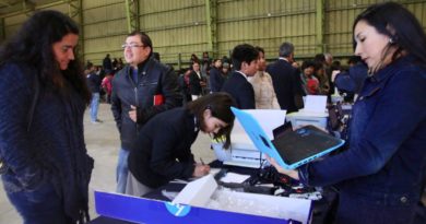 Concón: 181 estudiantes reciben computadores gracias a programas de Junaeb y Ministerio de Educación