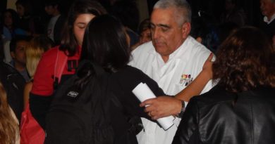 Querido funcionario del Liceo Artístico de Quilpué colgó la cotona en emotiva ceremonia tras 48 años de servicio