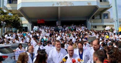 Valparaíso: Más de mil profesionales de la salud marcharon hasta el Congreso Nacional para exigir mayor presupuesto para la salud pública