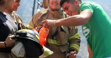 Jugadores de Wanderers compartieron con Bomberos en Valparaíso