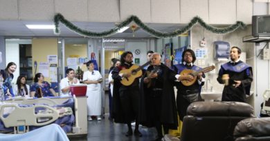 Tuna de la UPLA visitó a pacientes de Diálisis del Hospital Van Buren con presentación musical