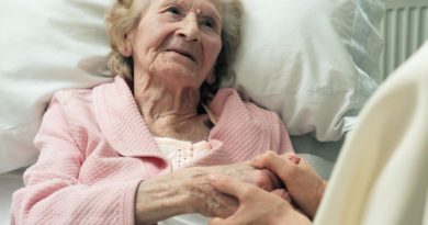 Invitan a regalar camas clínicas a adultos mayores de la V región de Fundación Las Rosas