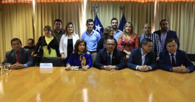 Intendente Martínez firmó acuerdo por Valparaíso con porteños y sin alcalde