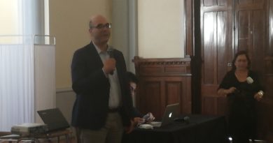 Abogado Fernando Atria señaló principales ejes para cambiar la Constitución