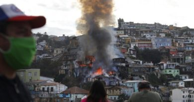 Ocho casas fueron destruidas tras incendio ocurrido en cerro Santo Domingo