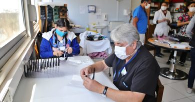 Funcionarios de la unidad de medicina física y rehabilitación del Hospital Carlos Van Buren  confeccionan más de mil escudos faciales