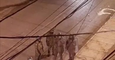 ¿Represión en cuarentena? Fuerzas Especiales llegaron a la Población Juan Pablo II en Rodelillo por unas barricadas.