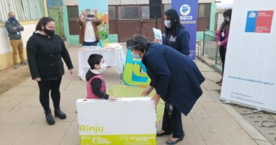 Escolares beneficiados con material didáctico para aprender jugando en casa